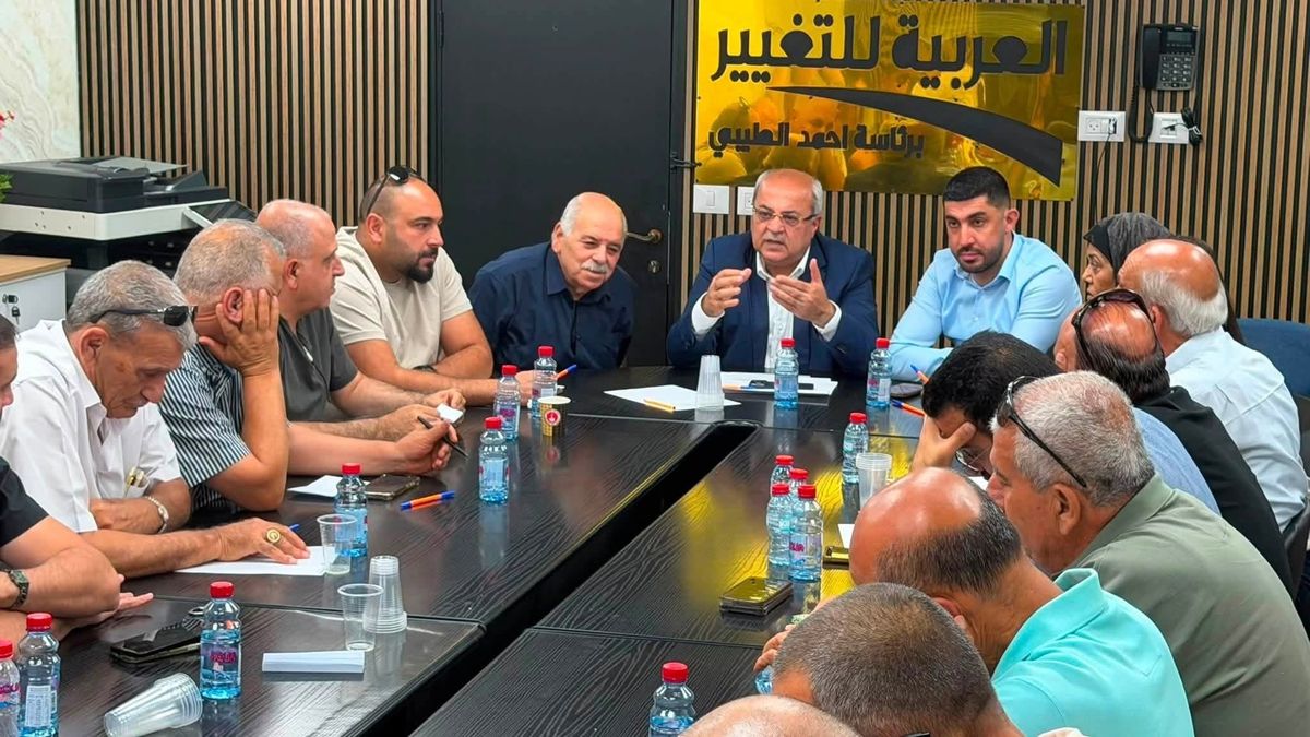 صورة توضيحية لرئيس العربية للتغيير دأحمد طيبي - تصوير مكتبه