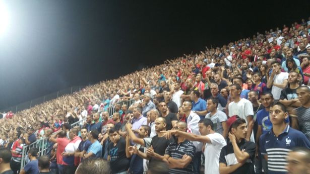 مشجعو أبناء سخنين في ملعب الدوحة عام 2015 (تصوير: Makbula Nassar / ويكيميديا كومنز، CC BY-SA 4.0)