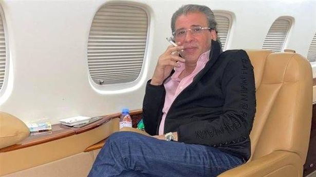 المخرج خالد يوسف يتعرض للانتقاد بعد إشعاله سيجارة داخل طائرة!