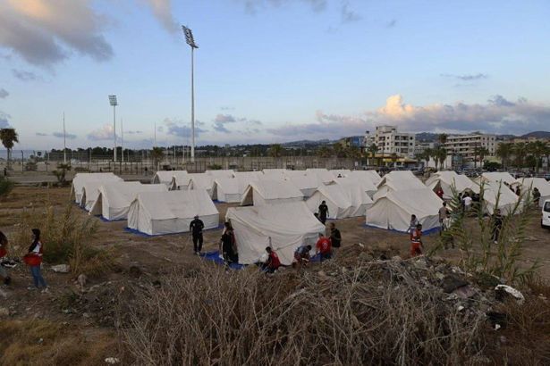 فلسطينيون يفرون من مخيم عين الحلوة بلبنان، بفعل استمرار الاشتباكات