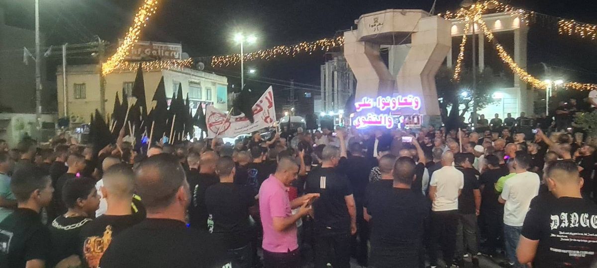 العشرات يتظاهرون أمام مسجد الشهداء في بلدة كفر مندا (تصوير وسام قدح) 