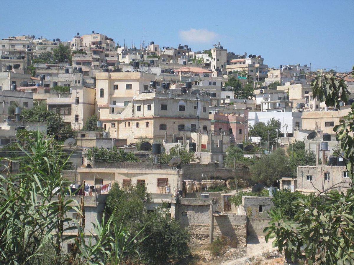 إصابة شاب فلسطيني بالعشرين من عمره في مواجهات اندلعت في مخيم الجلزون