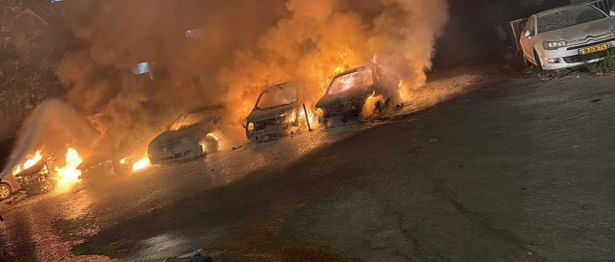 احتراق 5 سيارات قرب بناية سكنية في الناصرة -  تستخدم الصورة بموجب بند 27 أ لقانون الحقوق الأدبية لسنة 2007