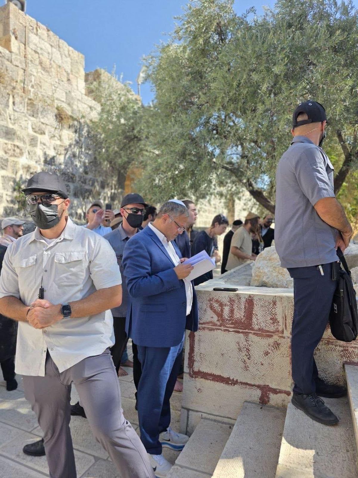 صورة بن غفير أثناء تأدية الصلاة التلمودية
المصدر: محافظة القدس