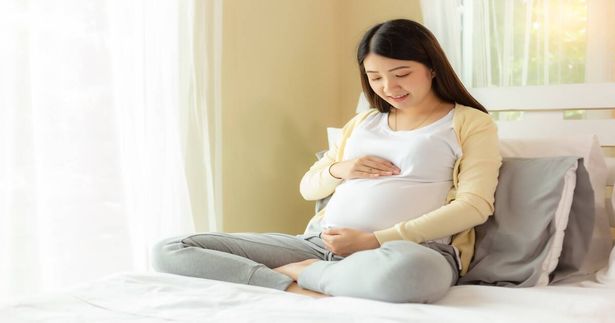 رحلة الاكتشاف: دراسة تكشف عن تأثيرات العلاقة بين الأم والجنين