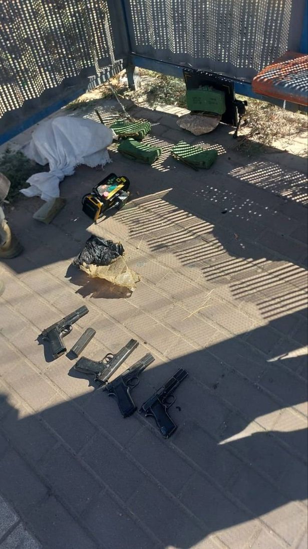 القبض على مواطنين إسرائيليين بشبهة تهريب عبوات ناسفة وأسلحة من الحدود الأردنية