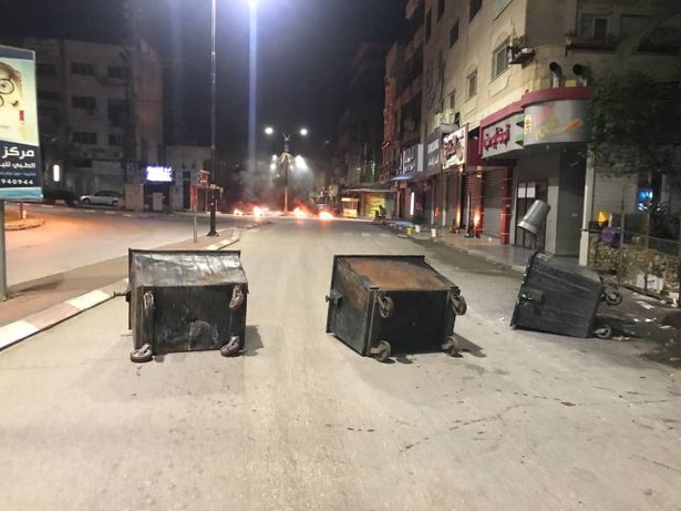 من اغلاق الشوارع واشعال الإطارات في قلقيلية  