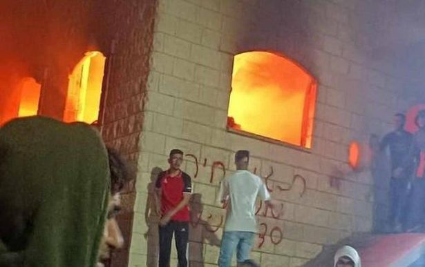 مستوطنون يضرمون النار بمنزل لعائلة دوابشة في بلدة دوما