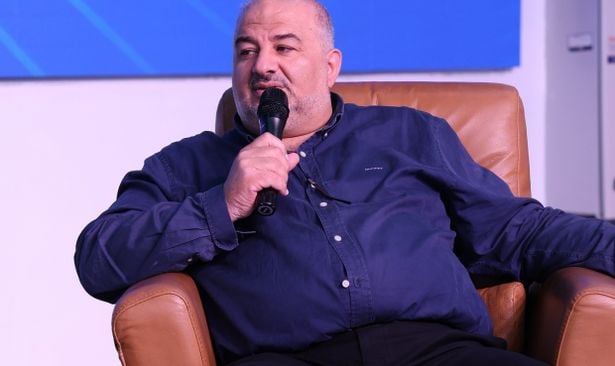 د.منصور عباس خلال تواجده في المؤتمر السنوى لإذاعة الشمس- تصوير اذاعة الشمس 