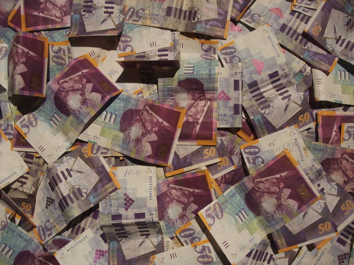 أوراق نقدية من فئة 50 شيكلًا (تصوير: Meronim / ويكيميديا كومنز، CC BY-SA 3.0)