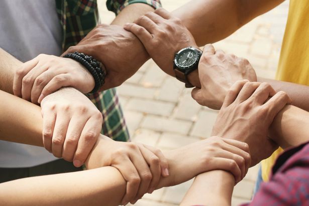 ما هو دور المجموعات والحراكات الشبابية في رفع التوعية حول الانترنت الامن؟
