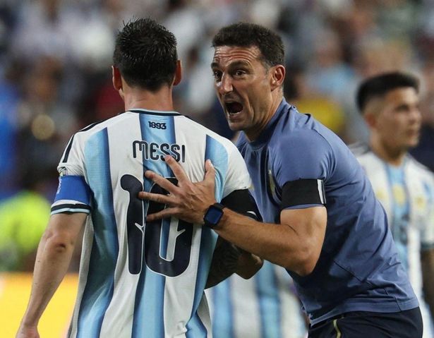 سكالوني وميسي، الصورة من الحساب الرسمي لمنتخب الأرجنتين على إكس- @AFASeleccionEN