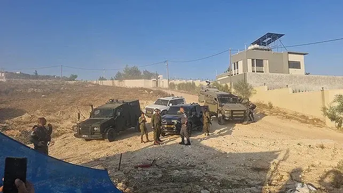 جنود الجيش حول المنزل في قصرة - تصوير شهود عيان (الاستعمال وفق قانون ٢٧أ لقانون حقوق الملكية)