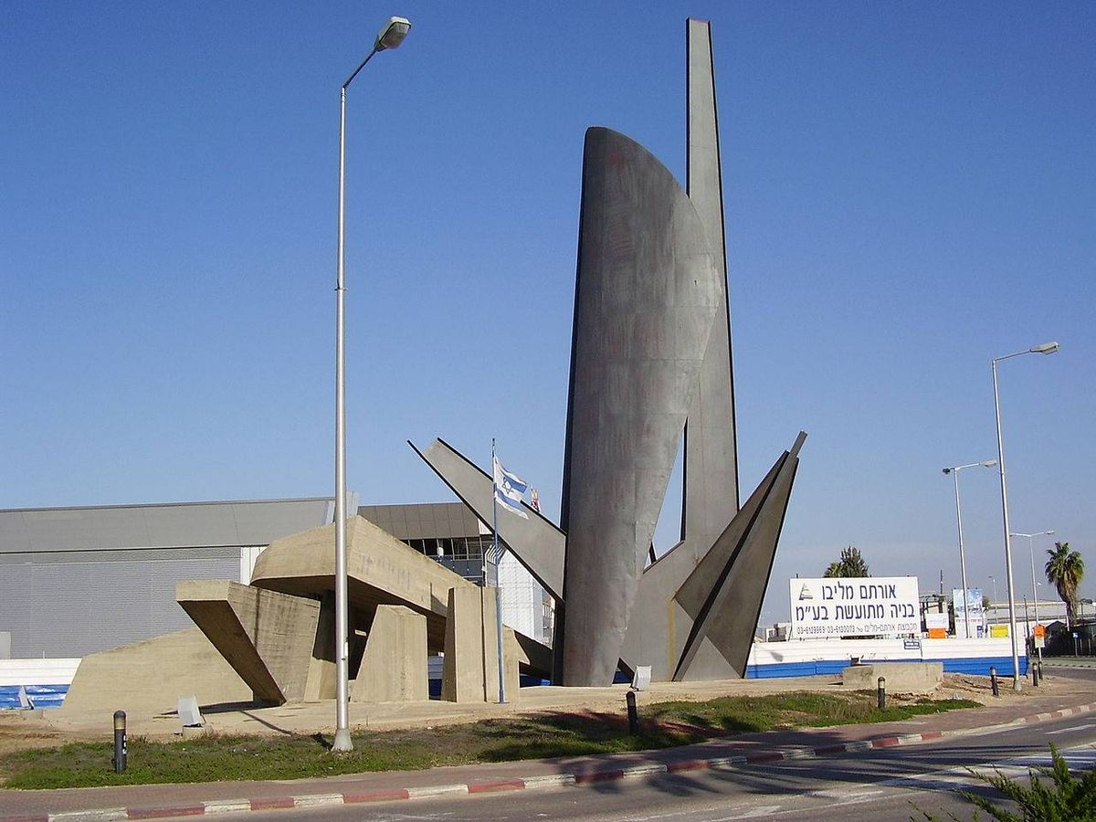 מאת יחיאל שמי, פסל וצייר ישראלי, נולד בחיפה, 1922-2003 - avishai teicher User:Avi1111, 15 December 2007, נחלת הכלל, https://commons.wikimedia.org/w/index.php?curid=3230667