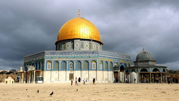 اقتحام المسجد الأقصى واخراج المصلين منه