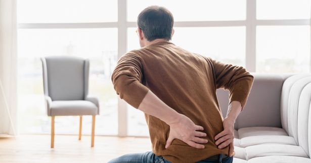 ألم الظهر المستمر.. متى يكون علامة على سرطان البنكرياس؟