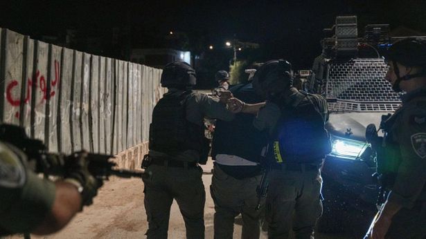 صورة من أحد الاعتقالات التي نفذتها  القوات الإسرائيلية مؤخرًا- المصدر: الشرطة