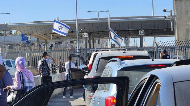 الجيش الإسرائيلي يطلق النار على فتاة فلسطينية عند حاجز قلنديا