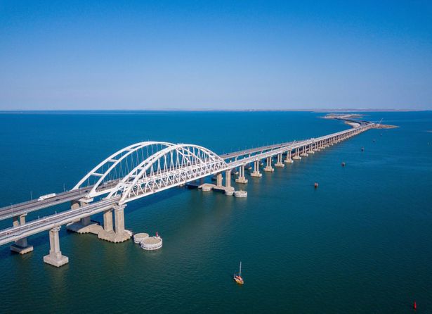 قتيلان بعد استهداف جسر القرم وروسيا تتهم كييف