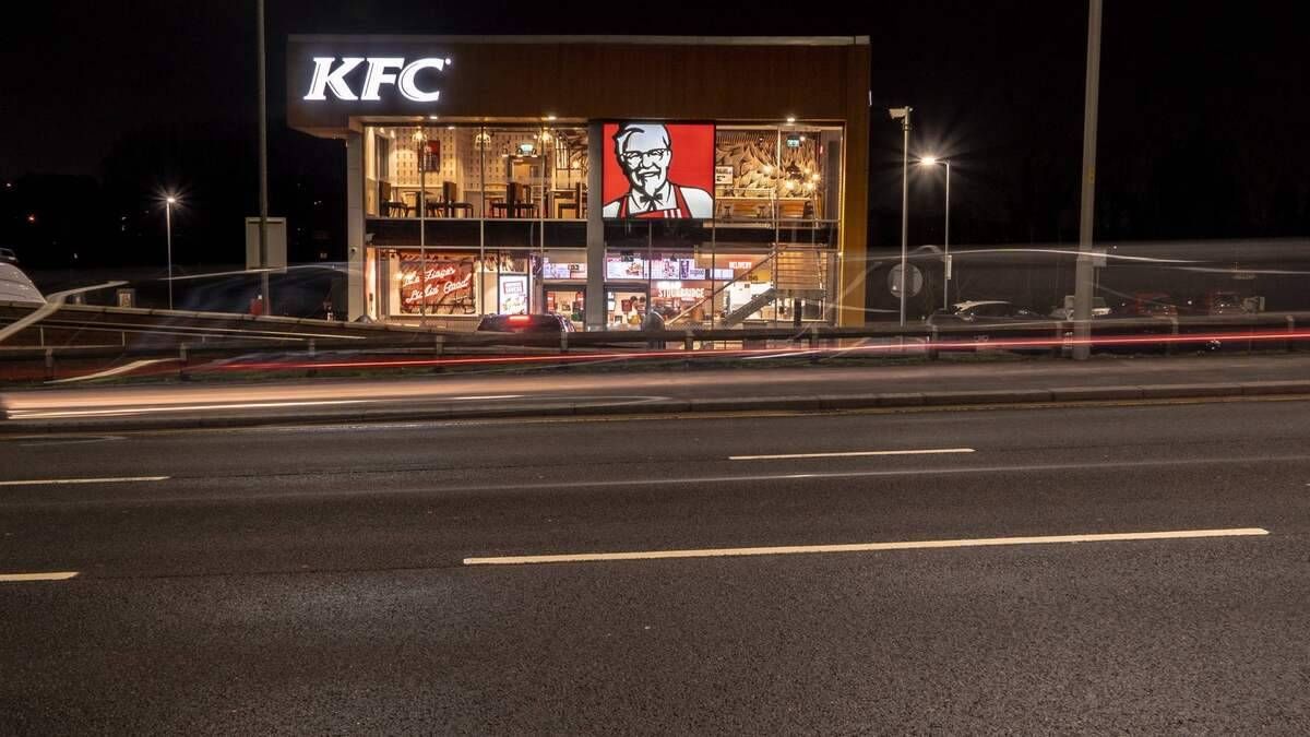 لماذا أغلقت KFC عددا من الفروع في البلاد؟.. خبير تسويق يوضح الأسباب
