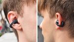 سماعات Galaxy Buds On السوداء وعلبة الشحن المفتوحة (الصورة: سامسونغ)