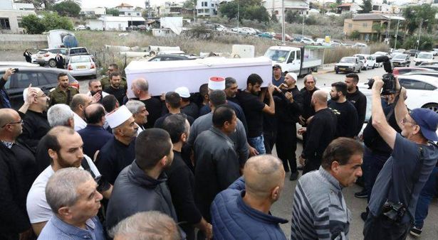 دالية الكرمل: وصول جثمان الشاب فرو إلى بيت الشعب والعشرات يصلون المكان لوداعه