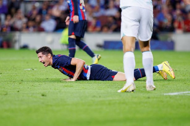 برشلونة يعلن غياب ليفاندوفسكي بسبب إصابته