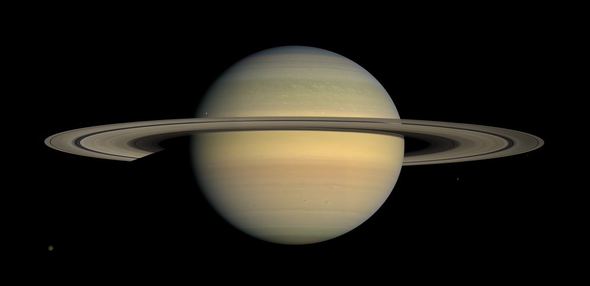 كوكب زحل وحلقاته كما صورته المركبة كاسيني بألوان طبيعية (تصوير: NASA/JPL/Space Science Institute، ملكية عامة)