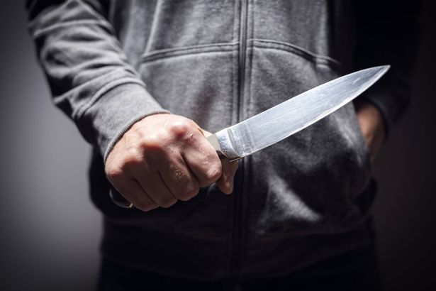 إصابات متفاوتة في شجار عنيف تخلله طعن بين عائلتين على خلفية ممر يفصل بينهما!