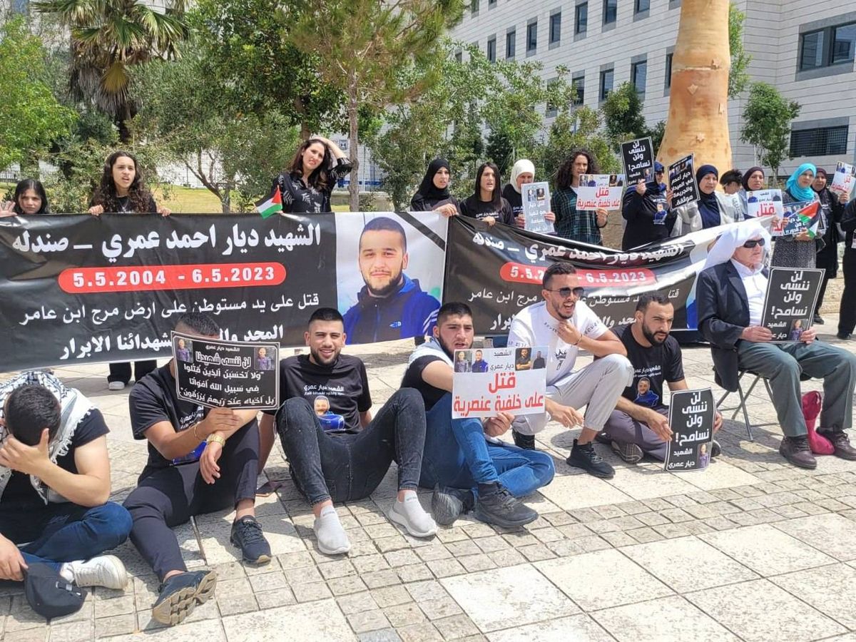 عائلة ديار العمري وأهالي قريته صندلة وقفة احتجاجية غاضبة أمام مبنى المحكمة المركزية في الناصرة