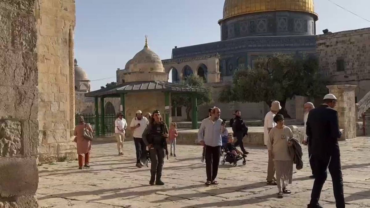 المستوطنون يقتحمون المسجد الأقصى بحماية من الشرطة الإسرائيلية