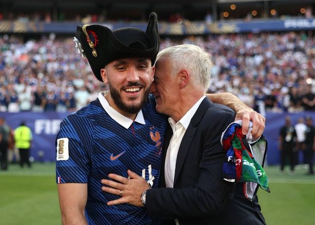 ديشامب مع ريان شرقي - الصورة من حساب منتخب فرنسا على اكس - @equipedefrance