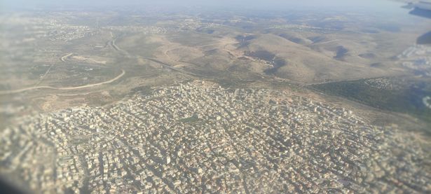 لقطة جوية للأحياء الشمالية الشرقية في كفر قاسم (تصوير: Nizzan Cohen / ويكيميديا كومنز، CC BY 4.0)