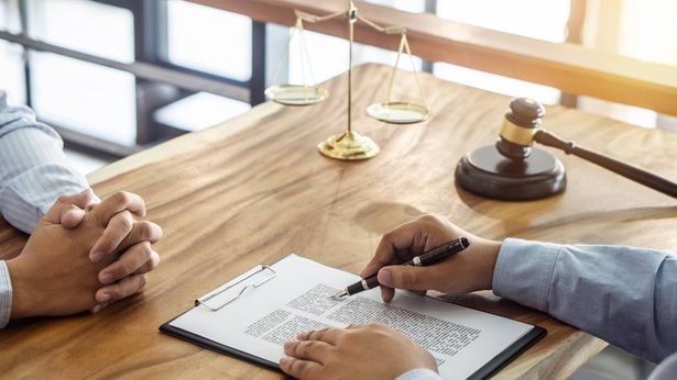 حول اهمية الاستشارة القانونية قبل التوجه الى جلسة استماع او فصل من العمل او التعليم