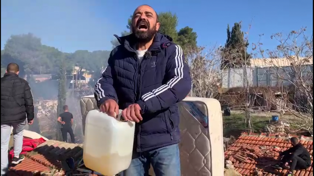 هدّد بحرق نفسه مع أولاده في بيته اذا تمّ إخلاءهم بالقوة من المنزل..