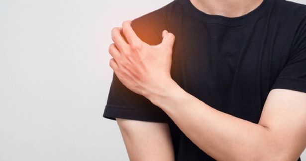 ألم الكتف الأيمن.. متى يكون مؤشرًا على أمراض الكبد؟