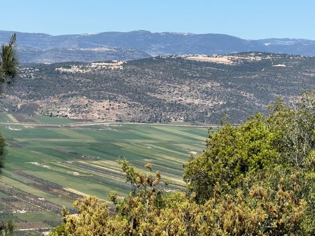 سهل بيت نطوفا وخلفه جبال الجليل الأدنى والأعلى (تصوير: Shlomo Roded / ويكيميديا كومنز، CC BY 2.5)