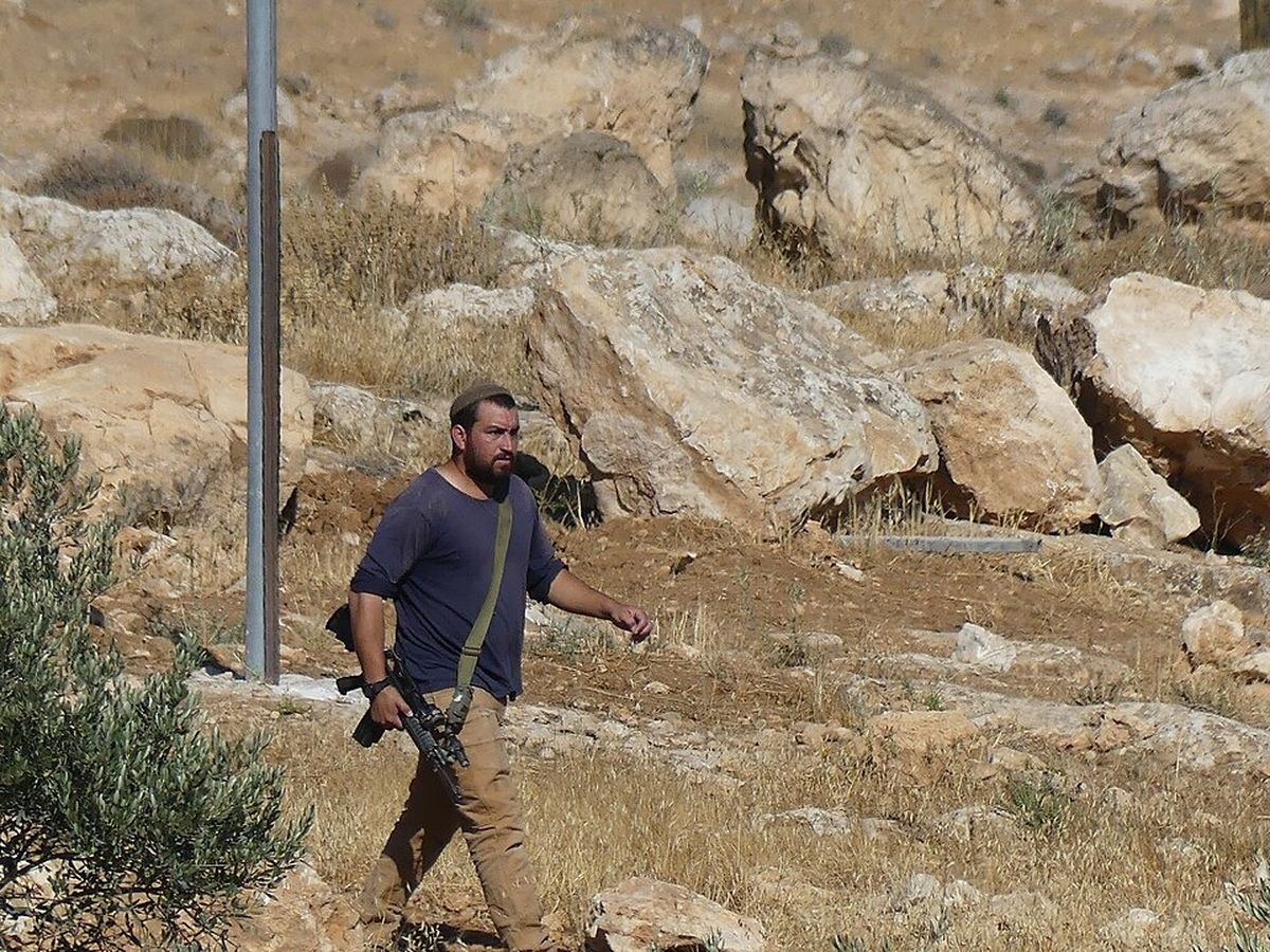 الوصف :مستوطن إسرائيلي مسلح يتجول على أراضٍ فلسطينية بالقرب من قرية الركيز في مسافر يطا، الضفة الغربية (26 يونيو 2025).

المصدر : تصوير Mediterranea Saving Humans عبر ويكيميديا كومنز / مرخصة تحت الملكية العامة المطلقة (CC0 1.0 Universal).