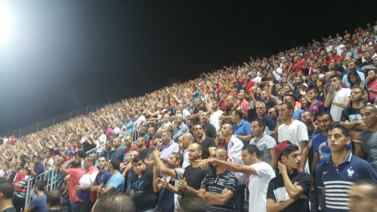 مشجعو أبناء سخنين في ملعب الدوحة عام 2015 (تصوير: Makbula Nassar / ويكيميديا كومنز، CC BY-SA 4.0)