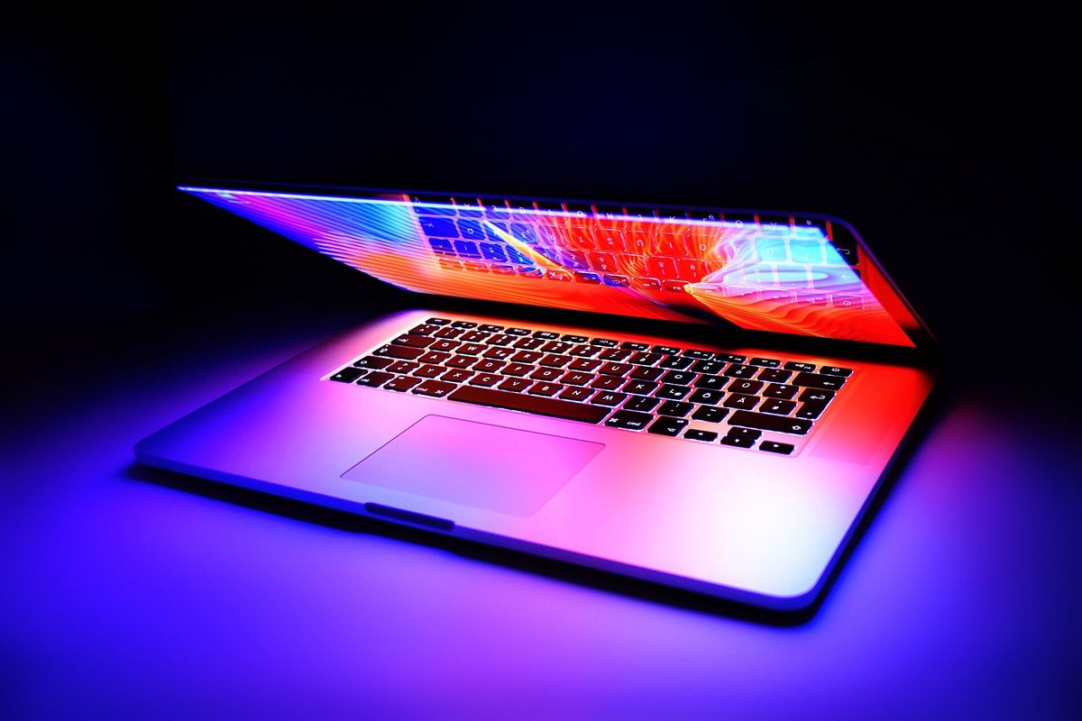 جهاز MacBook Pro يعبر عن بيئة العمل وأنظمة التشغيل البرمجية في أجهزة Mac.

المصدر: ويكيميديا كومنز