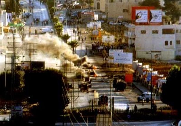 جانب من الأحداث والمواجهات في الضفة الغربية خلال أكتوبر 2000.

المصدر: بوعز ميسيكا / وحدة المتحدث باسم الجيش الإسرائيلي عبر ويكيميديا كومنز (CC BY-SA 3.0)