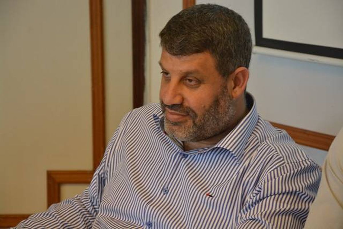الطيرة |  رئيسُ البلدية مأمون عبد الحي يُلقي خطابًا في مظاهرة تل أبيب المركزية ضد حكومةِ نتنياهو