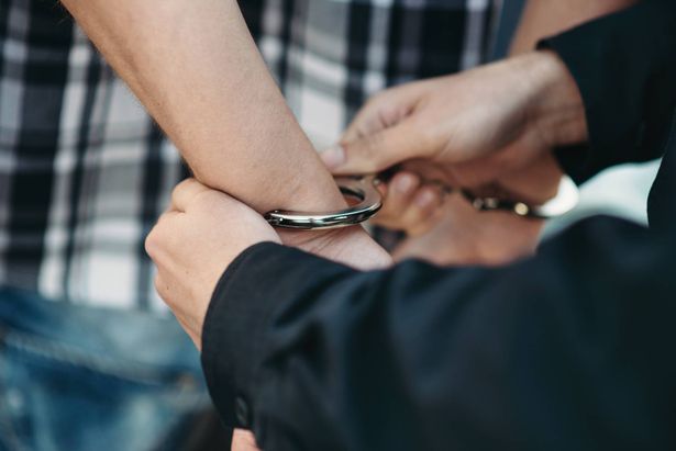 الشرطة : "اعتقلنا رجلين في منطقة تل أبيب، بشبهة الضلوع في حادث طعن شابين من الرينة"
