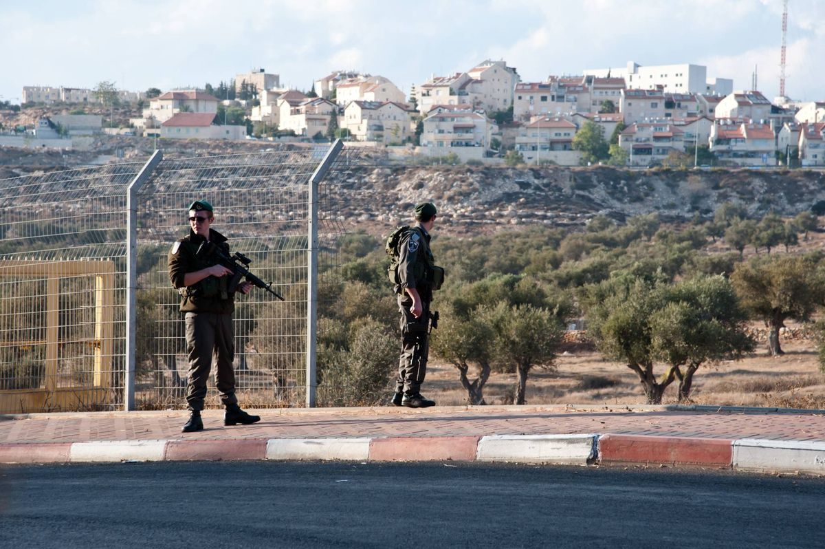 ارتقاء شابة فلسطينية بعد إصابتها برصاص الجيش الإسرائيلي على حاجز تياسير بالأغوار
