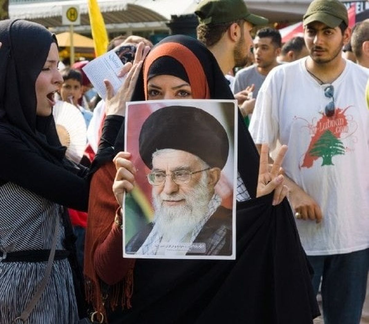 المرشد الإيراني الراحل علي خامنئي - shutterstock