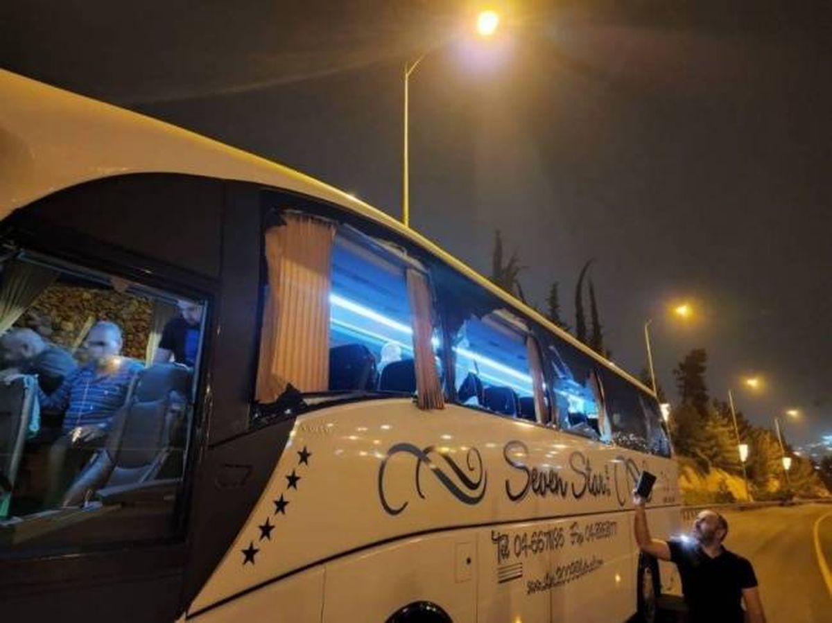 القدس| مستوطنون رشقوا حافلة من الناصرة، والشرطة خالفت المقدسيين الذين حضروا لنجدتهم