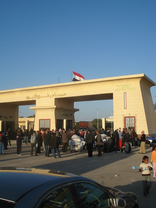 البوابة الخارجية وصالة معبر رفح الحدودي المنفذ الرئيسي لحركة المسافرين 
المصدر: ويكيبيديا كومنز (CC BY-SA 2.0)