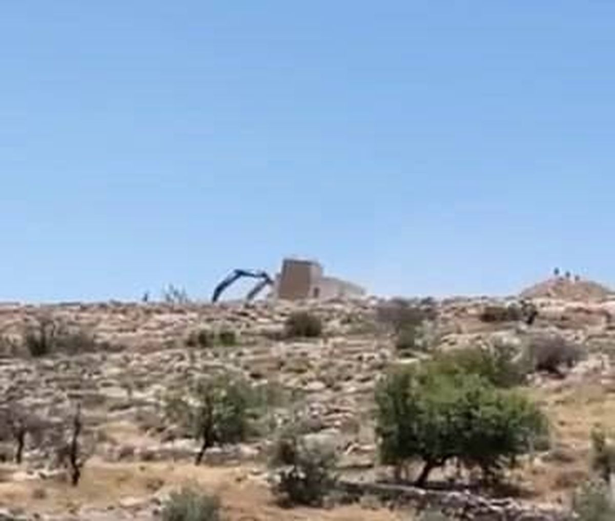 الجيش الإسرائيلي يهدم منشأت فلسطينية ويهاجم رعاة الأغنام في الضفة الغربية