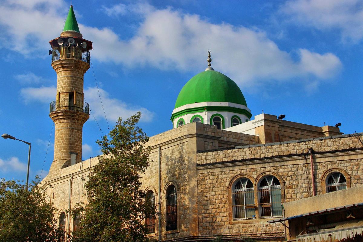 أزمة جديدة حول "رفع الأذان" في اللد.. ورئيس البلدية يعلن خفض الصوت
