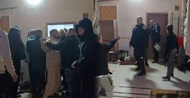 اعتداء وقت الإفطار.. الشرطة تهاجم منزلا في الخضيرة بسبب "حرق علم"